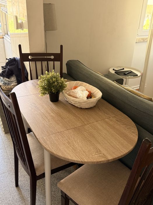 Mesa de jantar com abas rebatíveis