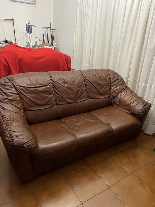 Sofá de 3 lugares em pele + 2 poltronas em pele.
