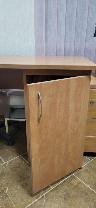 Стіл письмовий в ідеальному стані