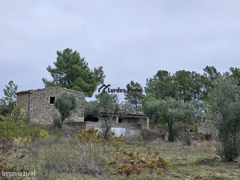 Quinta com construção em pedra