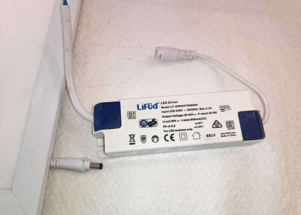 LEDs de encastrar no tecto (6 painéis quadrados e um redondo)