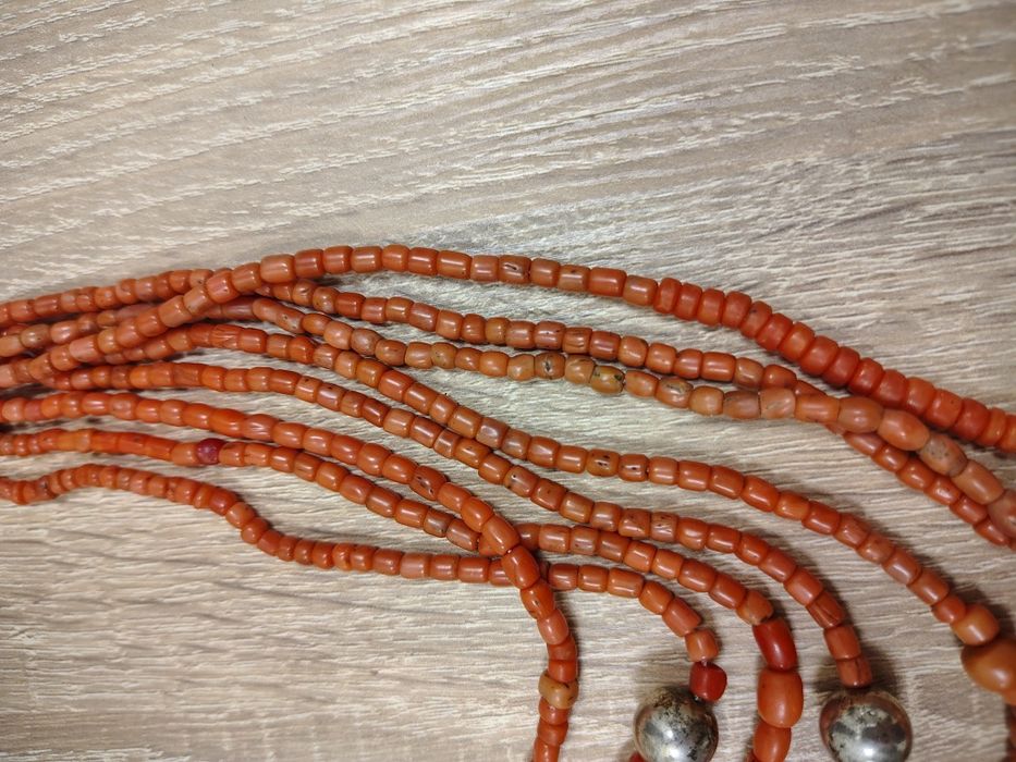 Старовинні коралові буси