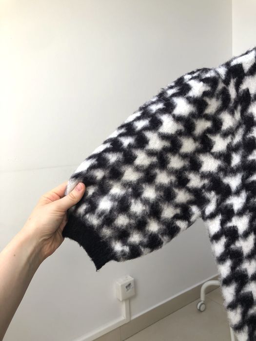 Czarny, biały sweter z bufiastymi rękawami w pepitkę NAKD