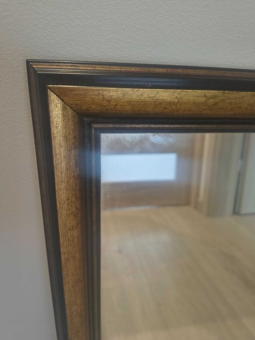 Efektowne lustro w stylu lekko rustykalnym