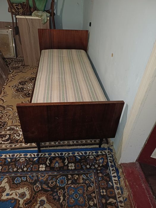 Продаються 2 ліжка з матрацами