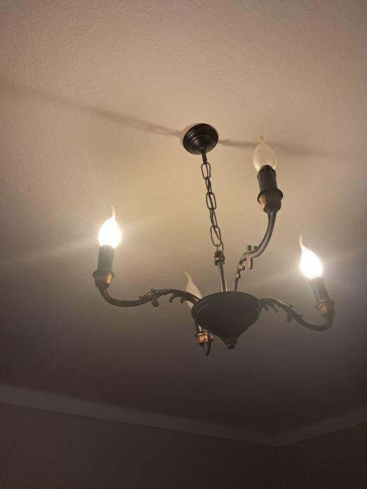Candeeiro de sala de 4 lampadas.
