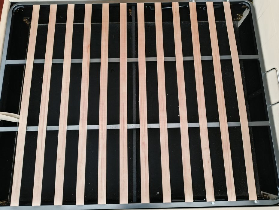 Cama casal com arrumação