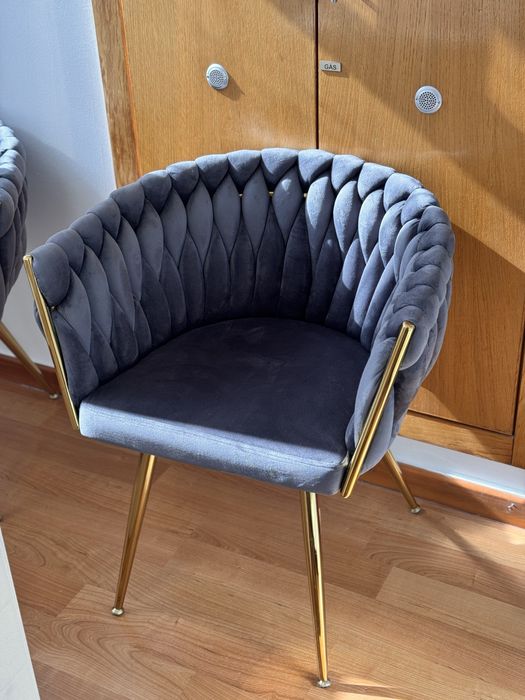 Cadeira Estofada Cinza em Veludo – Estilo Luxo