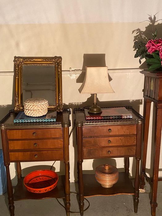 Mesas pequenas madeira e detalhes