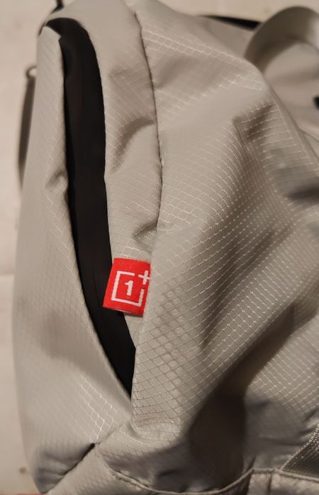Mochila OnePlus Power of Community cinza prateado