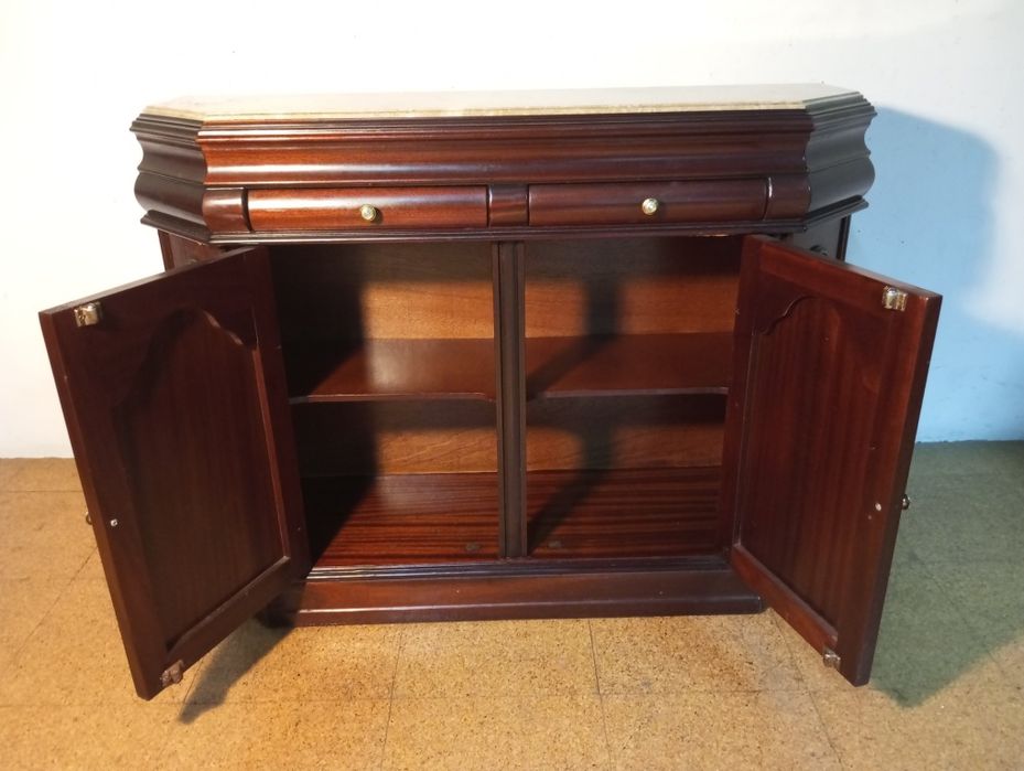 Móvel castanho com pedra de mármore