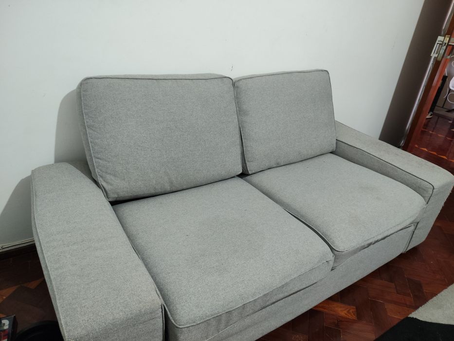 Vendo jogo de sofá, cinzento,de dois e três lugares, estante muito bonita em boas condições e tapete ótimo estado