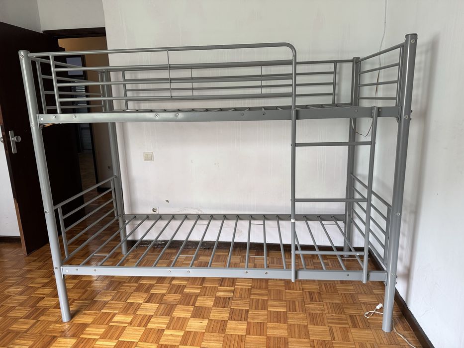 Beliche com corrimão e escada metálica