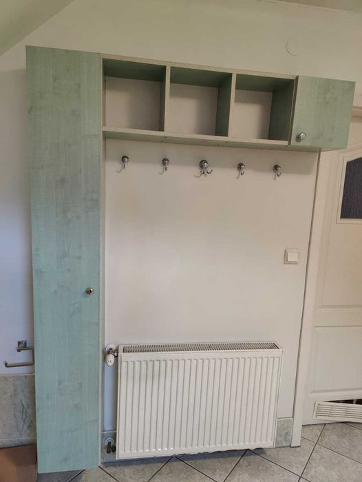 Słupek i podwieszana półka do łazienki