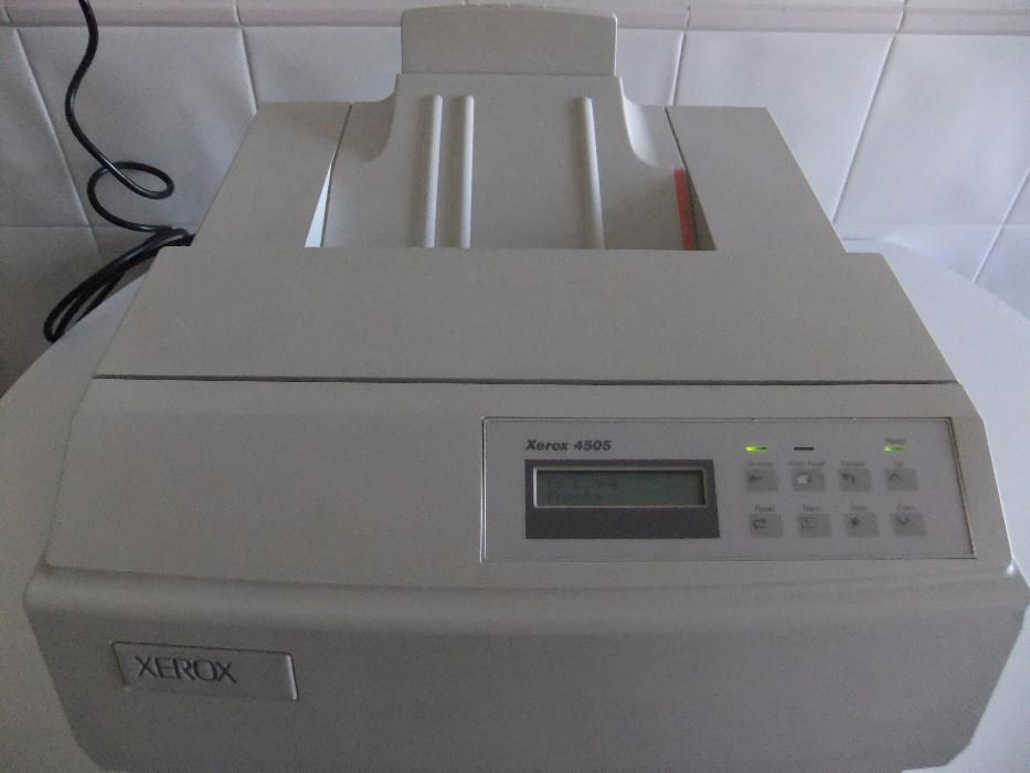 Impressora Laser Xerox 4505 a funcionar.