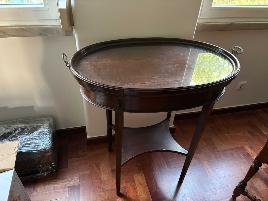 Mesa de Apoio Oval com Tampo de Vidro