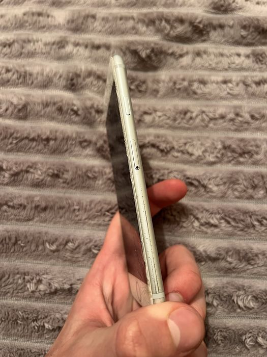 Продаю IPhone 7 Silver