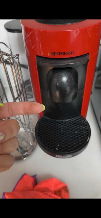 Vende se Máquina de Café DELONGHI Nespresso Vertuo Plus.
