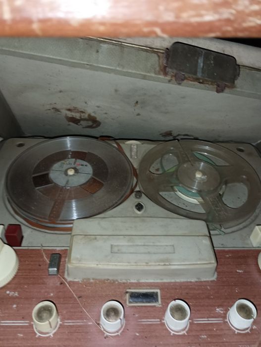 Duas aparelhagems antigas  portátil de discos de vinil e outra de fita