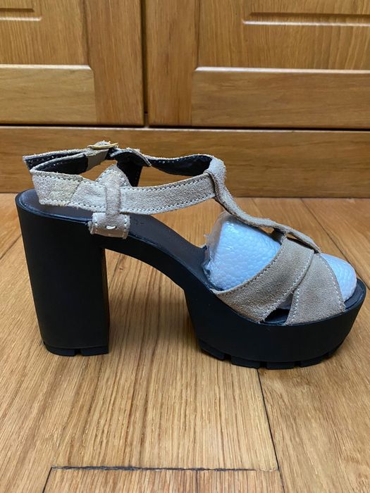 Sandálias plataforma, da Max, tamanho 39
