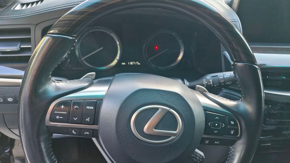 LEXUS LX570 Luxury + F Sport. 2019 год. Пробег 116 000