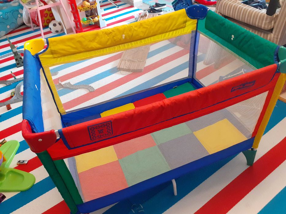 Parque / cama de viagem modelo Pack n' Play da marca Prénatal.