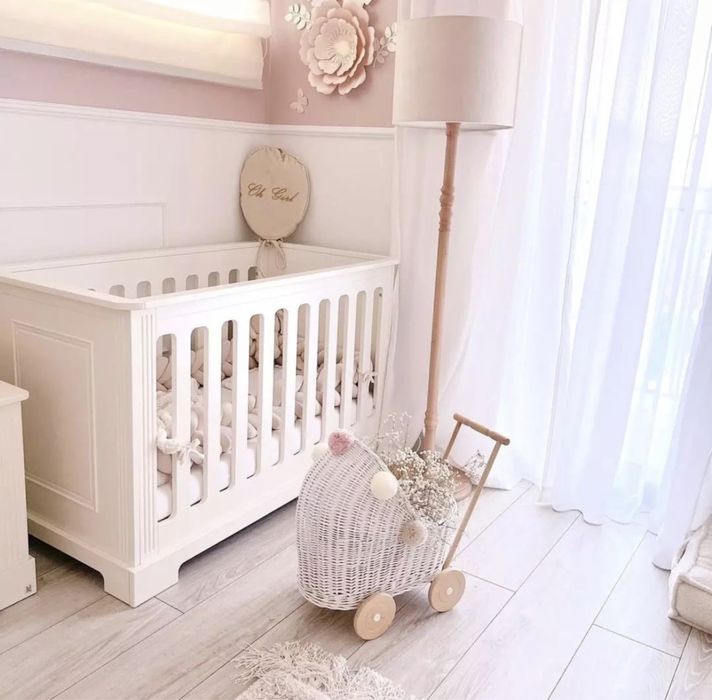 Wózek dla lalek niski wiklinowy biały