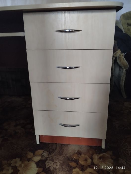 Компьютерный стол 2000грн