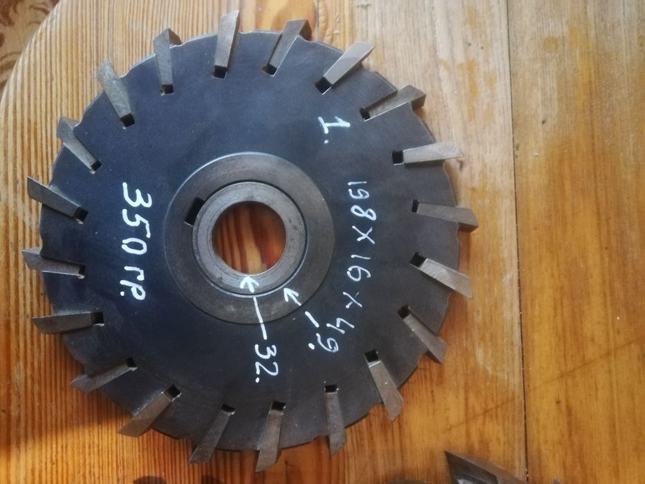 Продам фрезы по металлу.