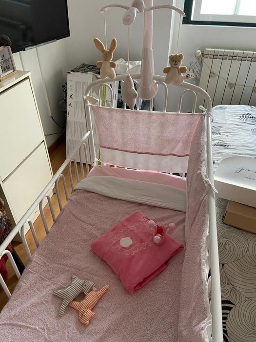Cama de bebé branca