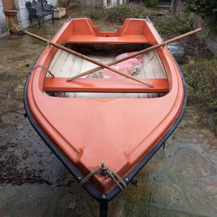 Barco com atrelado e acessorios