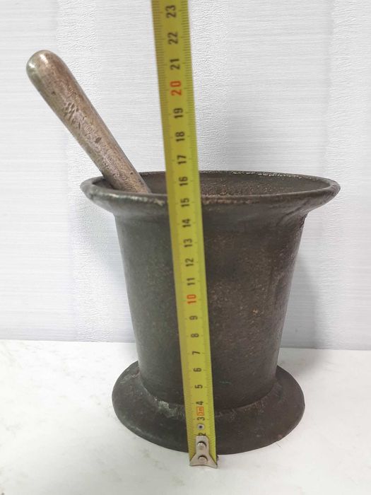 Большая бронзовая ступка с пестиком.