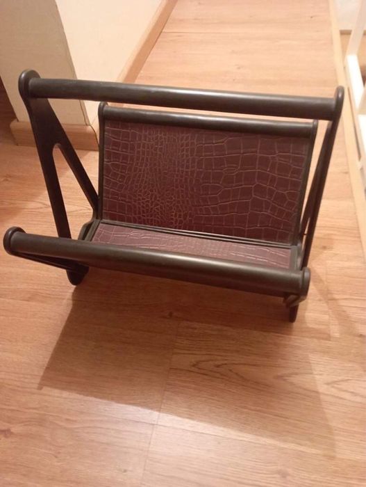 Porta revistas em pele e resina