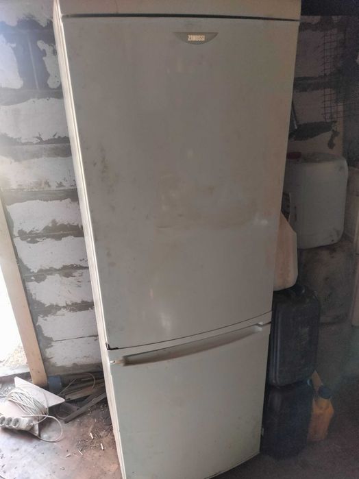 Холодильник занусі