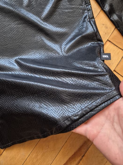 Сорочка з рептильним текстурним візерунком чорна