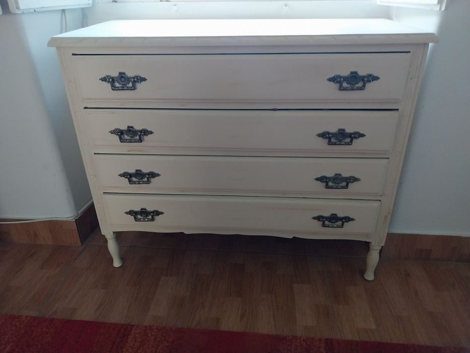 Cómoda  pintada de branco sujo,   com 4 gavetas.