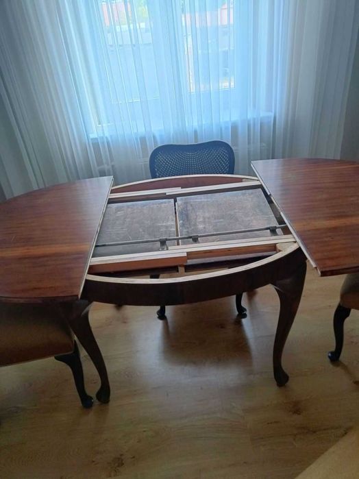 Stół rozkładany z 4 krzesłami w stylu Chippendale
