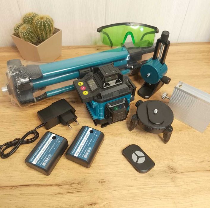 Лазерний 4D рівень на акумуляторі з триногою і кріпленнями у кейсі