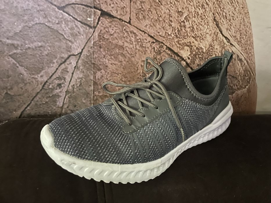 Продам кросівки сірі