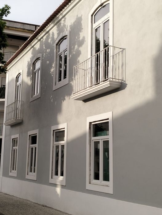 Moradia T12 totalmente remodelada no centro de Almeirim