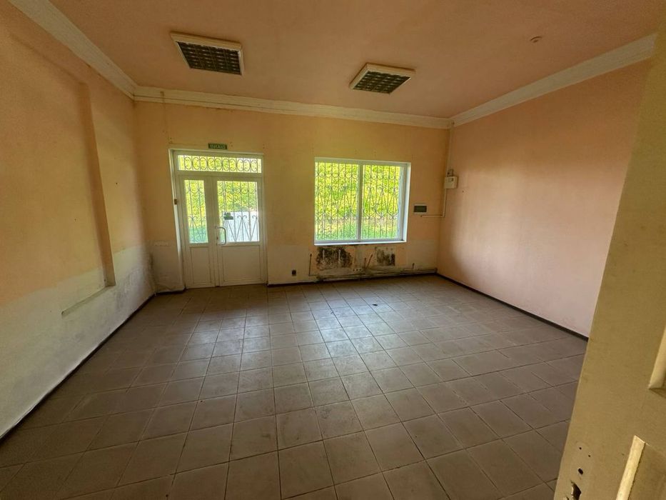 Комерційне приміщення і незавершений житловий будинок