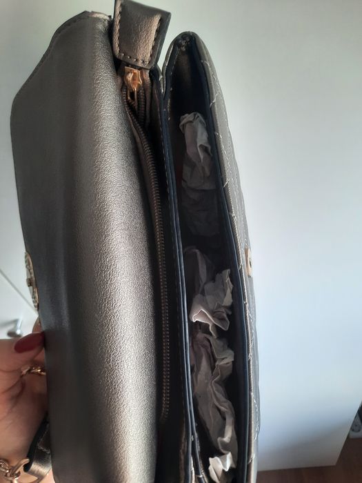 Clutch dourada com alça removível