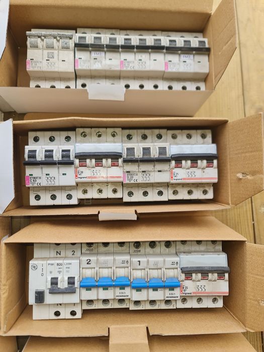 zestaw osprzętu elektroinstalacyjnego