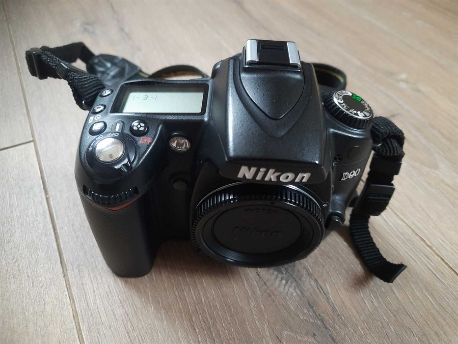 Зеркальный фотоапарат Nikon D90