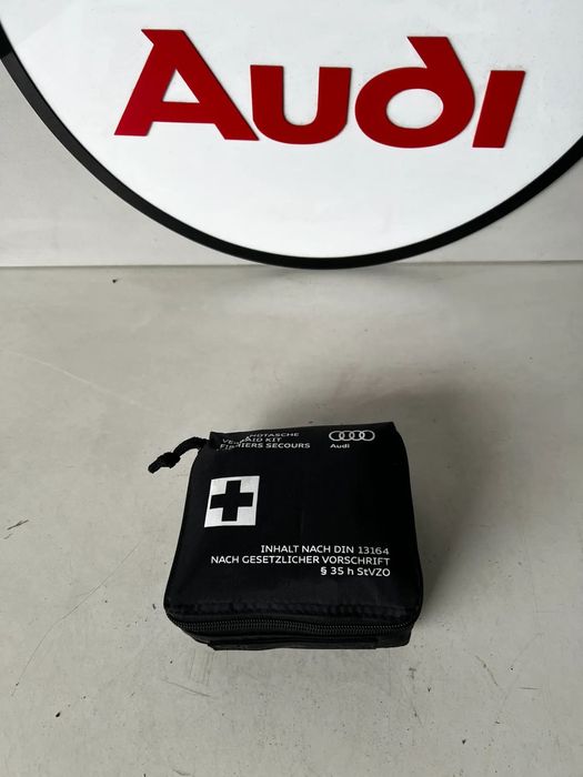 AUDI APTECZKA SAMOCHODOWA ORYGINAŁ 8J7860282B