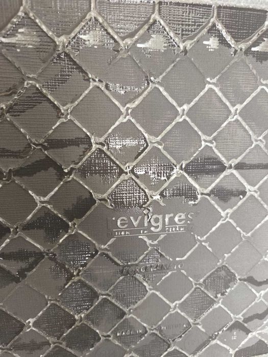 Revestimento de parede "Revigrés" cinza escuro com relevo – 10 € / m²