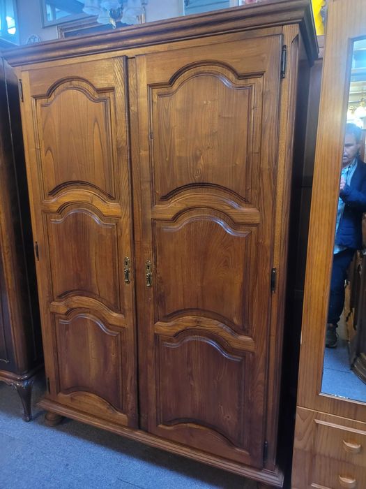 Roupeiro de duas portas em madeira maciça - Bom estado geral