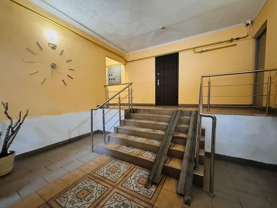 кімната/вул.Коломийська 3/ для дівчини