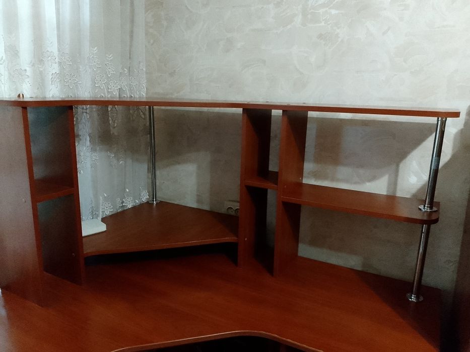 Продам стіл комп'ютерний в гарному стані за 1700 грн