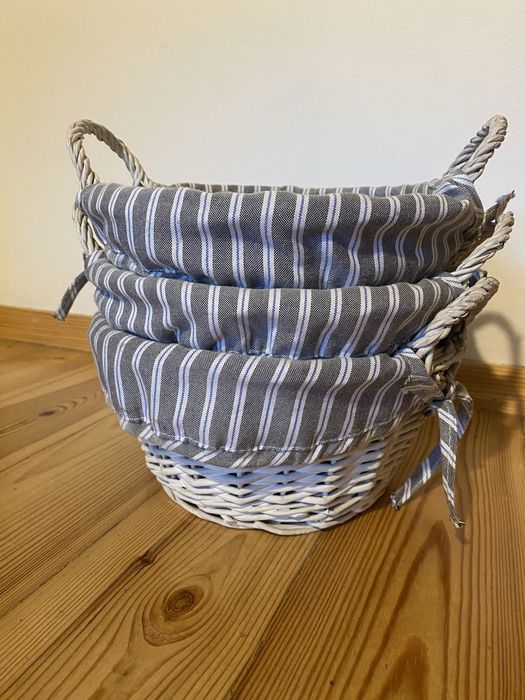 Trzy wiklinowe koszyki